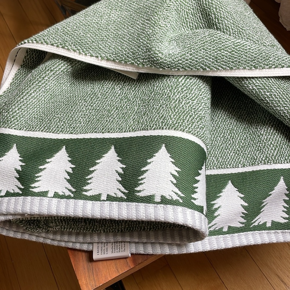 MARTHA STEWART🌲Set of 2 Evergreen Trees Bath Towels 🌲NWT🌲Beautiful Quality 🌲 - Picture 5 of 10